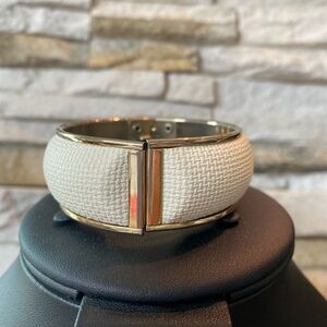 Bracelet Hinge Cuff White Texture Gold Tone Sarah Coventry Modern Minimalist Vtg